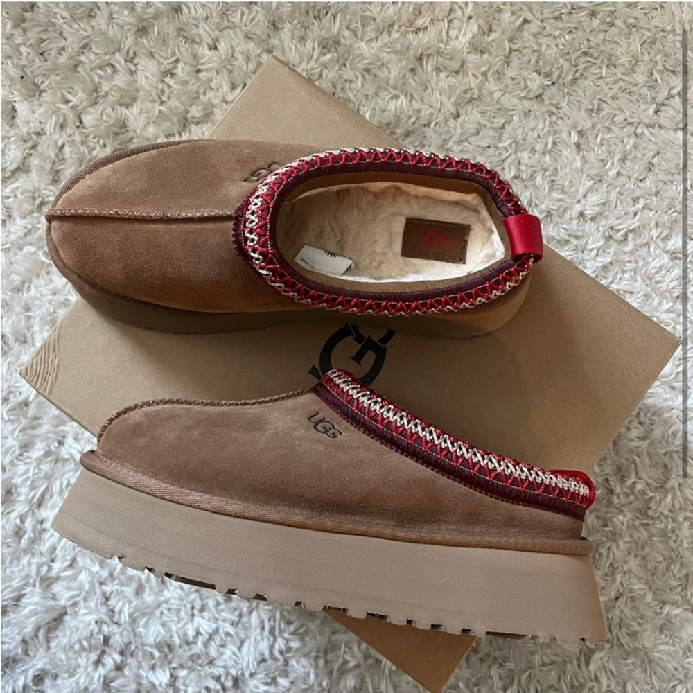 Women’s authentic UGG Tazz, NWOT, Size 6, Chestnut